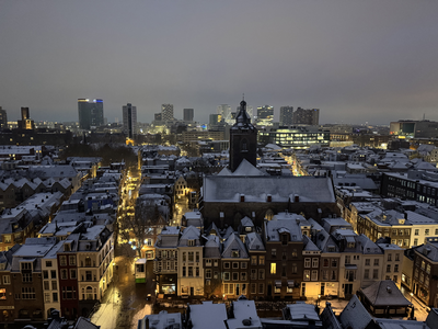 913206 Overzicht van het westelijke deel van de binnenstad van Utrecht, vanaf de Domtoren, tijdens winterse ...